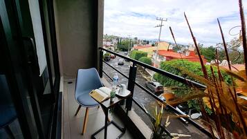 Suite estudio ejecutiva, 1 habitación, balcón, vista a la ciudad | Balcón