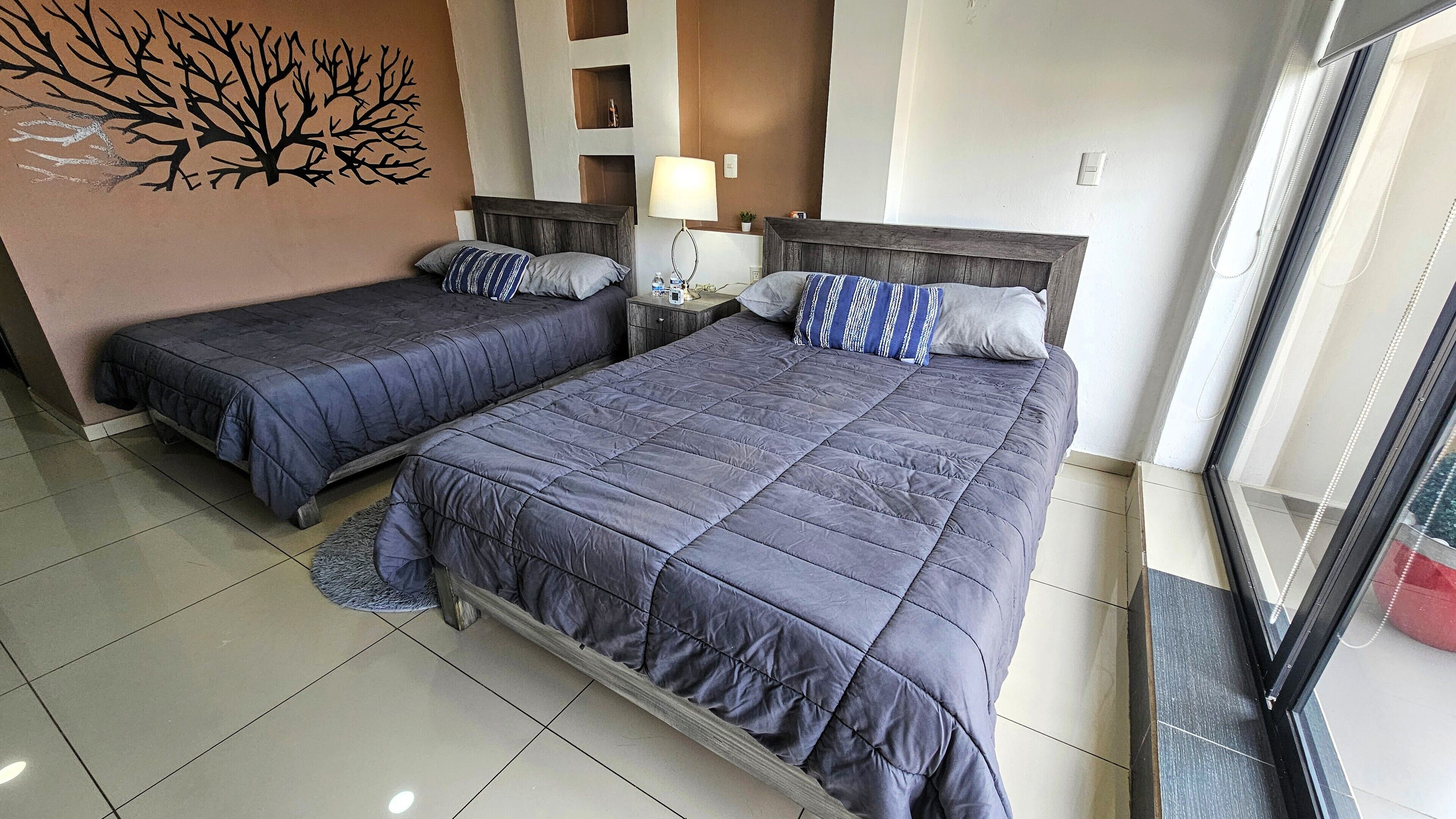 Suite estudio familiar, 1 habitación, balcón, vista a la ciudad | Ropa de cama de alta calidad y caja de seguridad en la habitación 