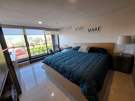 Ropa de cama de alta calidad y caja de seguridad en la habitación
