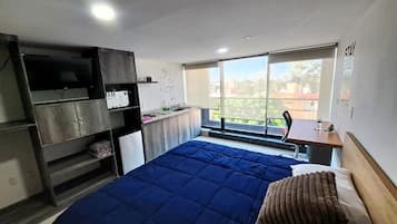 Frigobar, micro-ondas, cooktop, cafeteira/chaleira