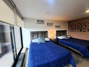 Ropa de cama de alta calidad y caja de seguridad en la habitación 