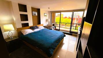 Suite estudio ejecutiva, 1 habitación, balcón, vistas a la ciudad | Ropa de cama de alta calidad, caja fuerte, decoración individual