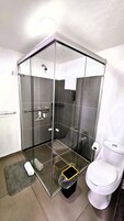 Ducha, secador de pelo, toallas