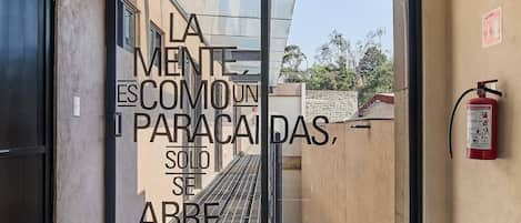 Suite estudio familiar, 1 habitación, balcón, vista a la ciudad | Área de sala de estar | Smart TV de 38 pulgadas con canales digitales y Netflix