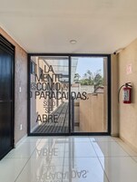 家庭開放式套房, 1 間臥室, 陽台, 城市景觀 | 起居區 | 38-吋智慧型電視、數位頻道、Netflix、串流服務