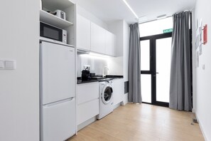 Jääkaappi, mikroaaltouuni, liesi, kahvin-/teenkeitin