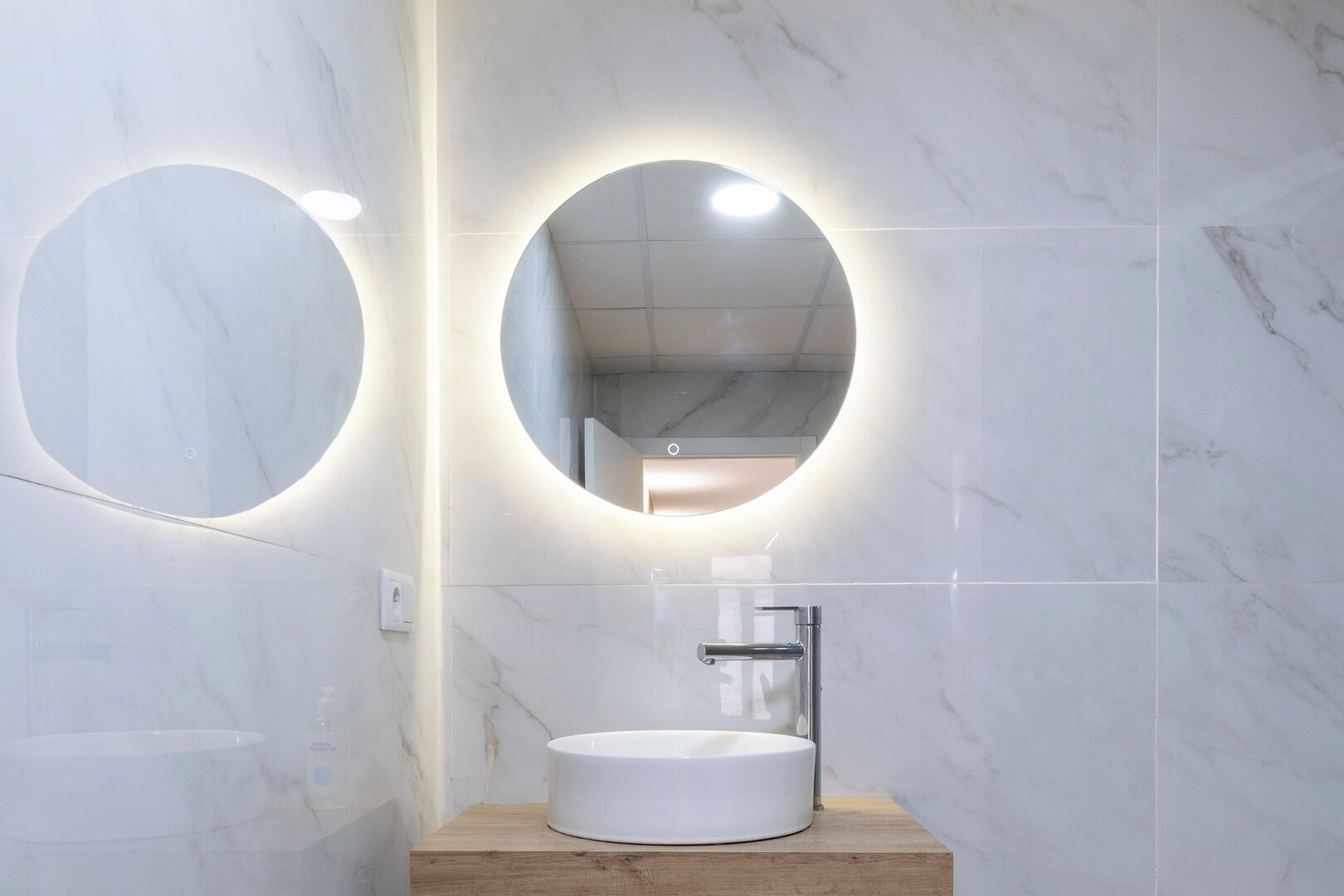 Een haardroger, handdoeken