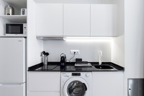 Kjøleskap, mikrobølgeovn, kokeplater og kaffetrakter/tekoker