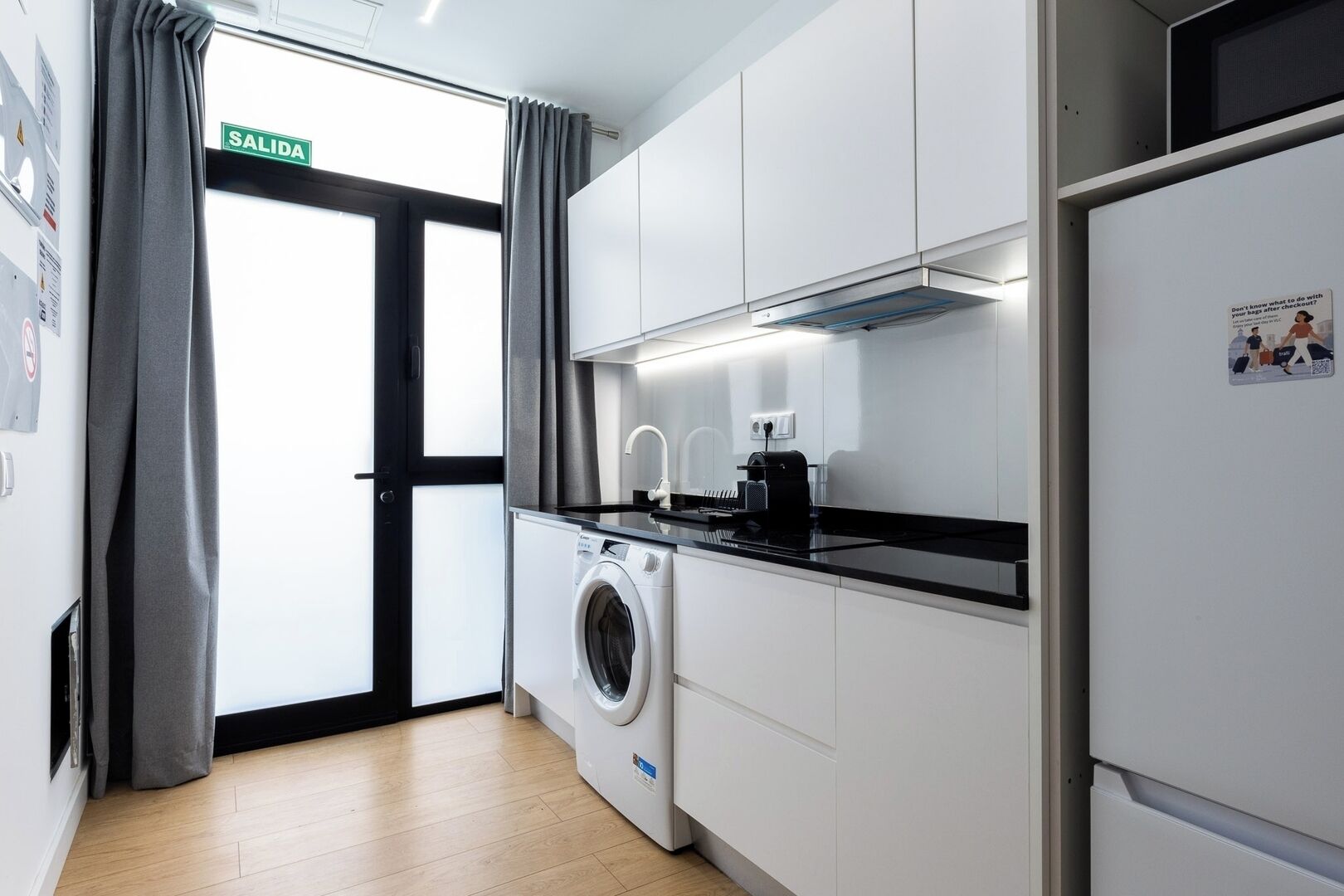 Réfrigérateur, four à micro-ondes, surface de cuisson, cafetière-théière