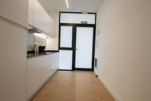 Kjøleskap, mikrobølgeovn, kokeplater og kaffetrakter/tekoker