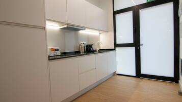 Een koelkast, een microgolfoven, een kookplaat