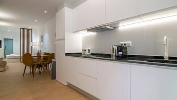 Een koelkast, een microgolfoven, een kookplaat