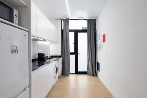 Køleskab, mikrobølgeovn, kogeplade, kaffe-/temaskine