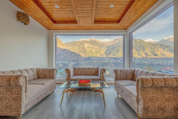 Lobby sitting area - Hyacinth Hotel (Manali)