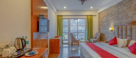 Deluxe Room | Blackout drapes, soundproofing, iron/ironing board, free WiFi