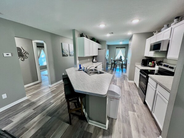 Fridge, microwave, oven, stovetop - 15 Min to Beach - Hot Tub - Game Room - Fire Pit - Near: St. Augustine / Flagler (Palm Coast)