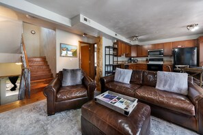 Smart TV, offices, printers - Ski in/walk out, Jetted tub, close to Whitefish Lake (Whitefish)