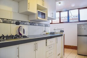 Kylskåp, mikrovågsugn, ugn och spishäll