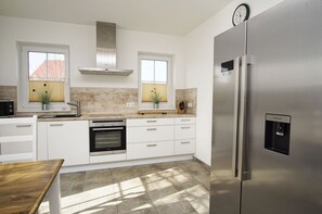 Microwave, oven, stovetop, dishwasher - Ferienhaus Linea - Haus in Idyllischer Lage mit Terrasse und Eingezäunten Garten - Ferienhaus Linea (Trent)