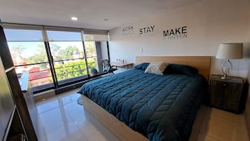 Executive-Studiosuite, Balkon, Stadtblick | Hochwertige Bettwaren, Zimmersafe, individuell dekoriert, Schreibtisch