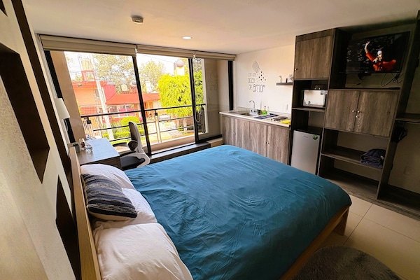 Studio Suite Eksekutif, balkon, pemandangan kota | Seprai premium, brankas, didekorasi berbeda-beda, dan meja kerja