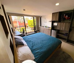 Ropa de cama de alta calidad y caja de seguridad en la habitación 