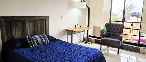 Habitación ejecutiva doble, balcón, vistas a la ciudad | Ropa de cama de alta calidad, caja fuerte, decoración individual