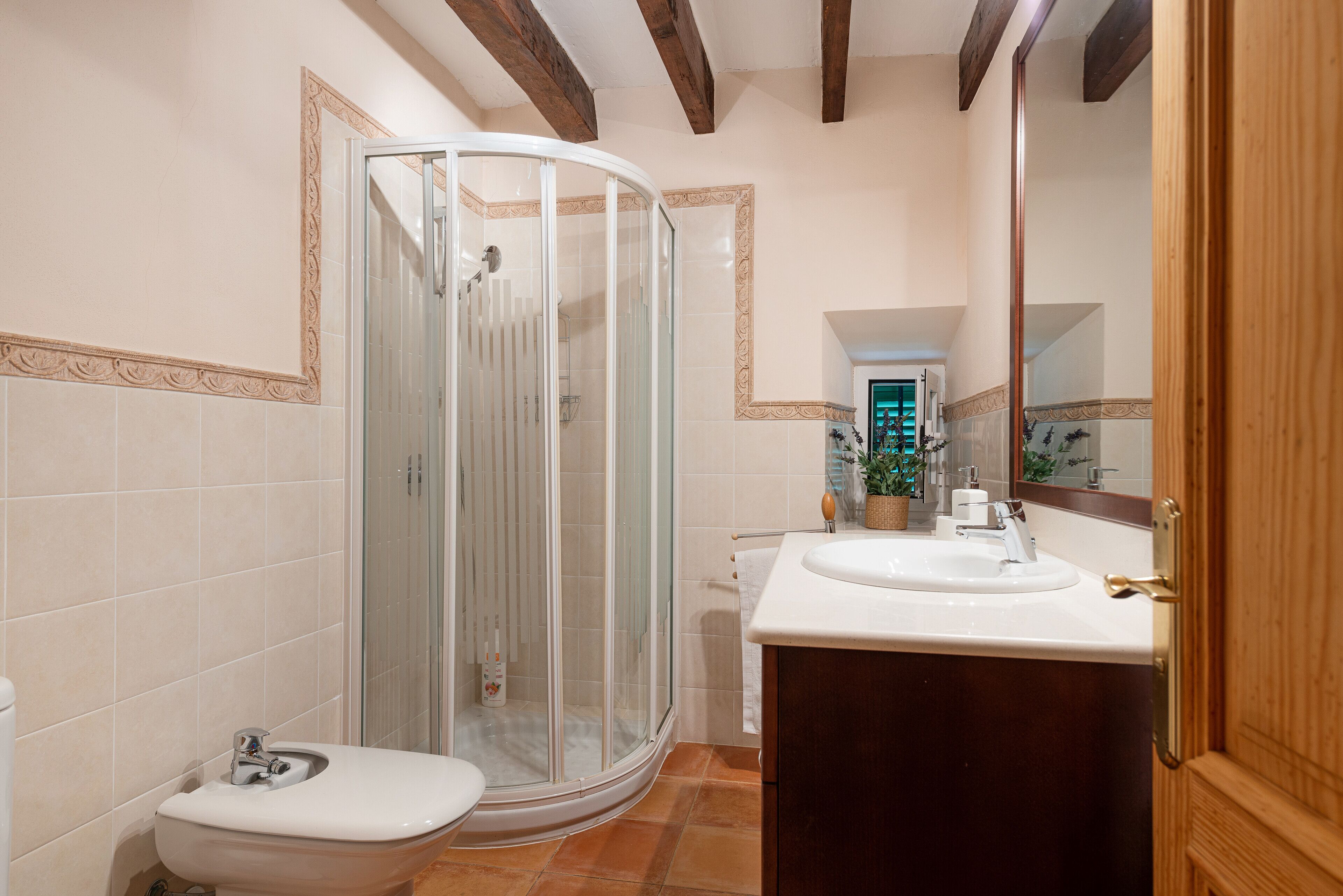 Een douche, een haardroger, een bidet, handdoeken