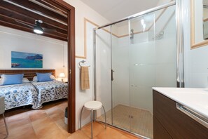 Dusche, Haartrockner, Bidet, Handtücher