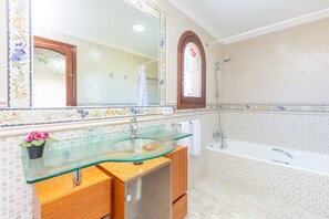 Haartrockner, Bidet, Handtücher