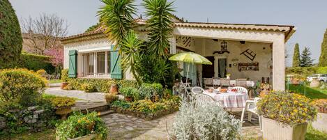 تناول الطعام بالخارج