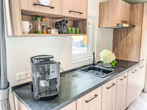 Fridge, cookware/dishes/utensils