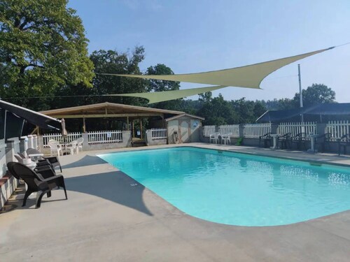 Norfork Lake - Quaint 2 bedroom, no stairs. By the pool -camp store - pavilion.