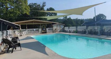 Norfork Lake - Quaint 2 bedroom, no stairs. By the pool -camp store - pavilion.