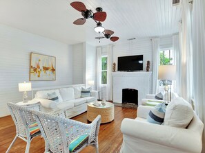 TV connectée, cheminée, table de tennis de table, livres