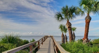 Cozy Beach and Racquet Condo | Heated Pool Access