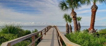 Cozy Beach and Racquet Condo | Heated Pool Access