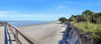 Cozy Beach and Racquet Condo | Heated Pool Access