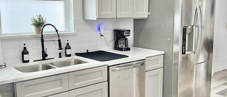 Refrigerador, microondas, horno, placa de cocina