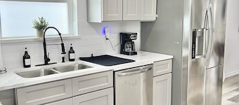 Charming 2-BR Retreat Near Downtown & Hou Hotspots!