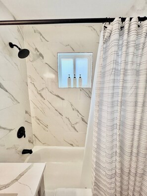 毛巾、肥皂、洗发水、卫生纸