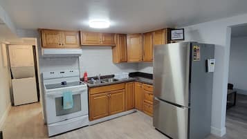 Frigorífico, microondas, horno y placa de cocina