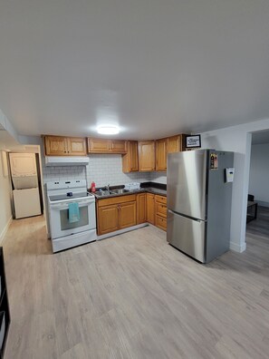 ثلاجة، ميكروويف، فرن، موقد طهي مسطح