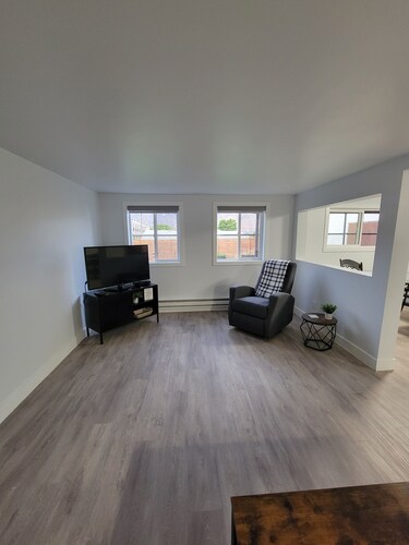 Walking distance to the warmest Lake in Canada, Beaches and Downtown shopping.