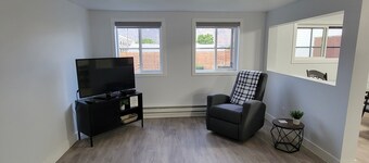 Walking distance to the warmest Lake in Canada, Beaches and Downtown shopping.