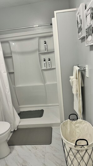 Håndklæder, Sæbe, Shampoo, Toiletpapir