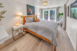 2 soverom, skrivebord, strykejern/-brett og wi-fi (inkludert)