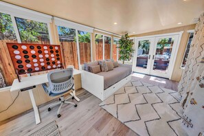 Smart TV, fireplace