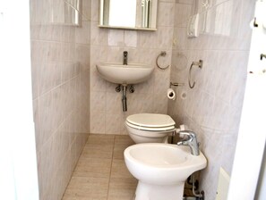 House, 1 Bedroom, Smoking | Bathroom amenities