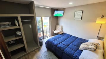 Habitación clásica, balcón, vista a la ciudad | Ropa de cama de alta calidad y caja de seguridad en la habitación